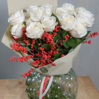 Rožių puokštė su sezoniniais priedais vazoje